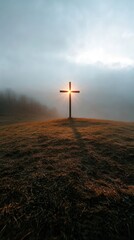Obraz premium Frühlingserneuerung: beleuchtetes christliches Kreuz in nebliger Landschaft für inspirierendes Design