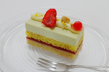 ピスタチオとフランボワーズのケーキ
