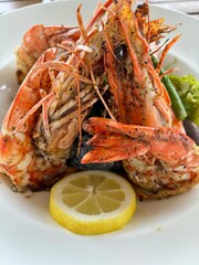 Gambas flambées sur risotto à l’encre de seiche 