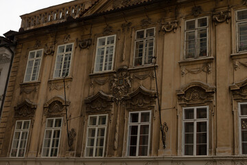 Obraz premium An architectural structure that features numerous windows and prominently displays a statue on its exterior side, adding character and charm