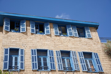 Obraz premium View of beautiful building with blue shutters in old jaffa