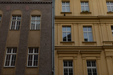 Obraz premium An impressive building with numerous windows is situated right next to another notable building that also features a lot of windows