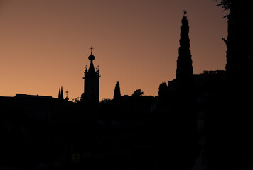 Naklejka premium The silhouette of the temple in the early morning at sunrise.
