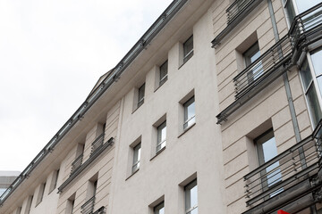 Obraz premium A substantial and grand architectural structure featuring numerous large windows and inviting balconies that offer beautiful views outside