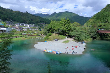 土居川と小郷川に囲まれた宮崎の河原　（高知県　仁淀川町）