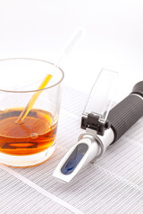 Optical refractometer for measuring alcohol content