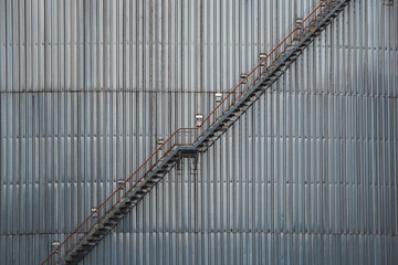 Obraz premium Metal staircase swirling around a storage tank