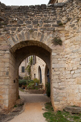Porte d'entr&eacute;e du village de Puycelsi dans le Tarn et Garonne