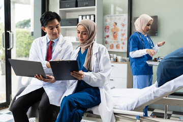 Obraz premium Medical team working on digital tablet healthcare doctor technology tablet using computer analyzed the results of medical reports at the hospital.