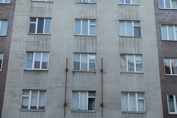 Obraz premium A large building that features an abundance of windows adorning its exterior is quite striking and eyecatching in appearance