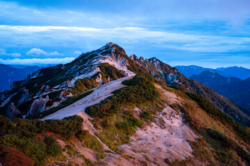 Naklejka premium 長野県北アルプスにある夏の朝日に照らされた燕岳Tsubame-dake in the summer morning sun in the Northern Alps, Nagano Prefecture, Japan.