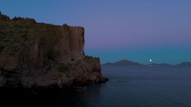 San Carlos at dusk: A sky illuminated by the full moon