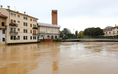 Fototapeta premium dramatic view of the Bacchiglione River and the bridge in the historic center of Vicenza, Italy during a flood