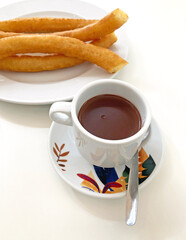comiendo chocolate con churros porras en una cafetería bar IMG_7312-as24