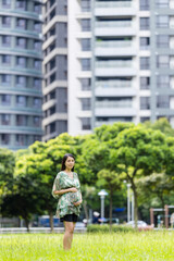 Obraz premium Pregnant woman in the city park garden