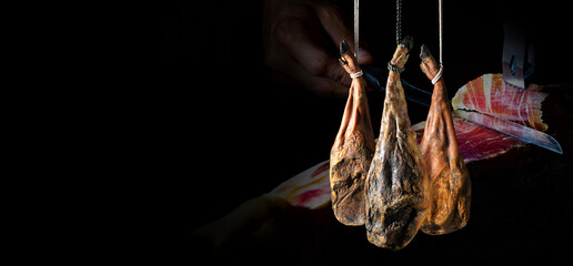 Jamón serrano, jamón de bellota, jamón crudo o jamón de parma. Jamón ibérico de bellota cortado en lonchas. Jamón español y comida tradicional. © C.Castilla