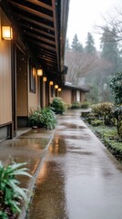 Obraz premium 建築と都市デザインのためのランタンと豊かな緑のある雨の都市歩道