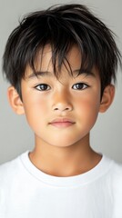 Obraz premium 家族やライフスタイルのプロジェクトに対する表情豊かな視線を持つ幼い子供のポートレート