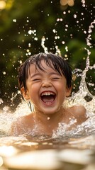 Obraz premium 楽しい子供時代：夏の水遊びで幸せと遊び