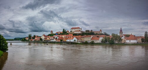 Obraz premium Panoramic view of a medieval town nestled on an island in a river