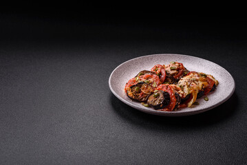 Rings of eggplant, tomato and zucchini with pieces of chicken and garlic