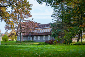 Obraz premium Tourist base in autumn. Wooden houses stand on the edge of a park. Recreation base.