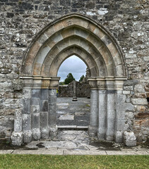 Torbogen in der Klosterruine Clonmacnoise am Shannon River in Irland