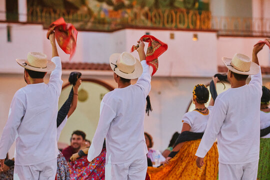 J&oacute;venes Bailando m&uacute;sica tradicional mexicana 