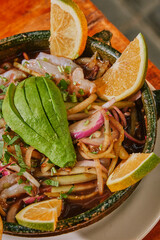 Aguachile de camarón con aguacate y rodajas de naranja