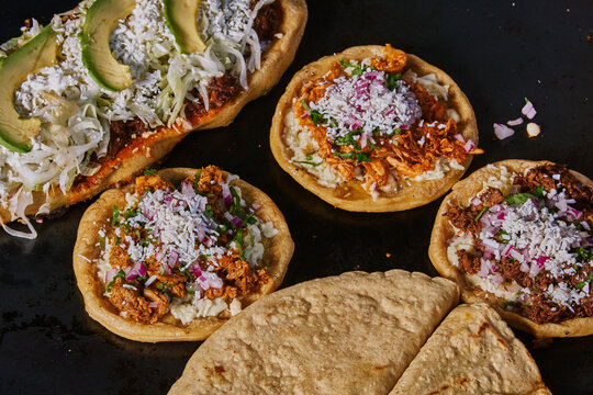 Comal con sopes, quesadillas y huarache