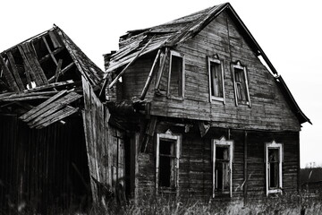 Obraz premium A historic home's exterior in grayscale.