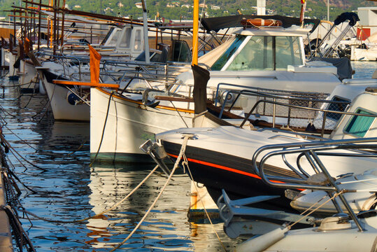 Fischerboote im Hafen (Symbolbild) Aufnahme: Cala Bona- Spanien