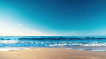 Obraz premium A stunning beach vista with waves crashing onto the shore and a vibrant blue sky overhead