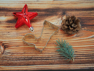 Stillleben für Adventszeit, verschiedene Elemente wie Stern, Tannenzapfen, Ausstecher liegen auf...