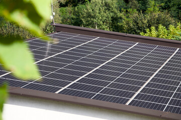 Solarenergie und Solarzellen auf einem Dach 