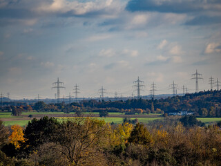 Strommasten vor dunklem Wolkenhimmel
