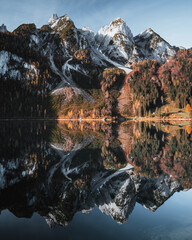Bergsee Gosausee spiegelt sich im Wasser im Herbst