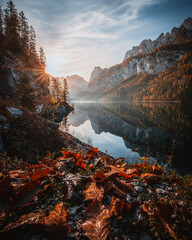 Bergsee Gosausee in Oberösterreich im Herbst bei Sonnenaufgang