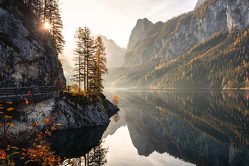 Bergsee Gosausee in Österreich im Herbst bei Sonnenaufgang 