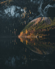 Bergsee spiegelt sich im Wasser - Gosausee in Oberösterreich im Herbst bei Sonnenaufgang
