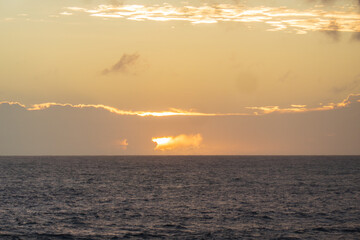 Obraz premium A Hawaiian Sunset over the Pacific Ocean