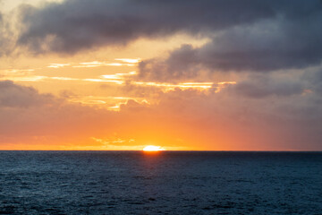 Naklejka premium A Hawaiian Sunset over the Pacific Ocean
