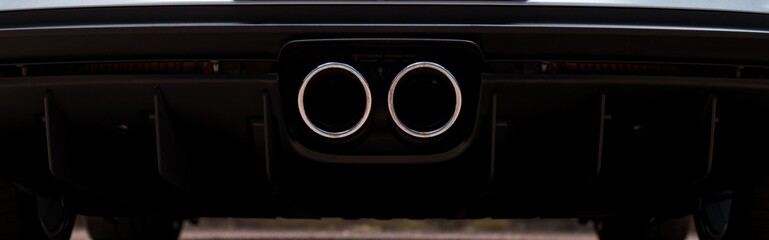 Twin tip exhaust pipes