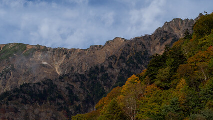 紅葉の山並み　長野県大町市