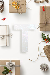 alfabeto lettera T con coni di pino, su sfondo bianco