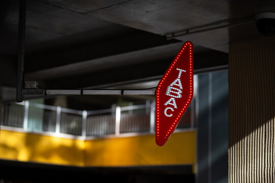 Une enseigne rouge avec &eacute;crit Tabac dessus