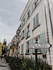 Obraz premium Sidewalk in France with beautiful architecture.