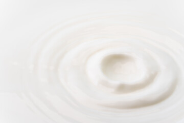 波打つ牛乳の表面のクローズアップ