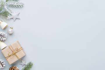 Fototapeta premium シンプルでエレガントなクリスマスのギフトとオーナメントの背景