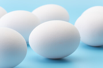 水色背景に卵のクローズアップ